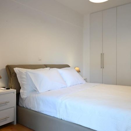 Modern Two Bedroom Apartment At Koukaki เอเธนส์ ภายนอก รูปภาพ